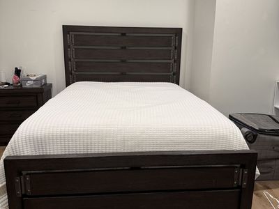 Queen Bedroom Set – Bed Frame, Nightstand & Mattress – $250