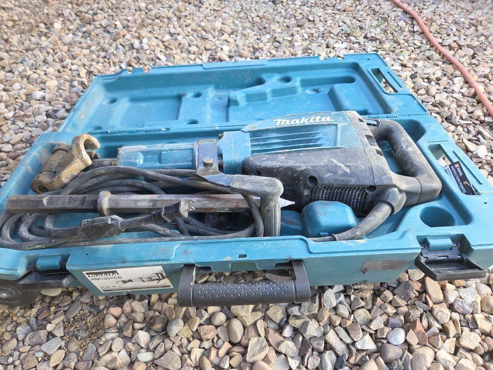 Makita HM1307CB Demolition Hammer Jack Hammer 35 lb with Case - Powerful & Durable