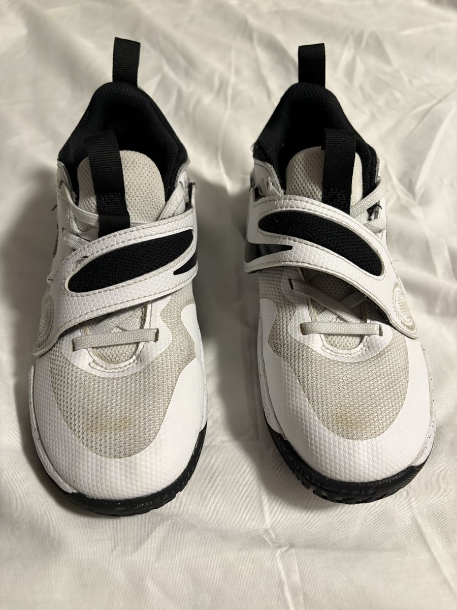 Nike Team Hustle Basketball Shoes White/Black Youth Size 1.5Y