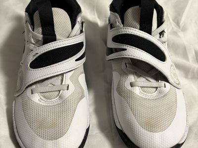 Nike Team Hustle Basketball Shoes White/Black Youth Size 1.5Y