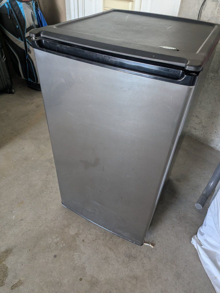 Sanyo Mini Fridge Refrigerator