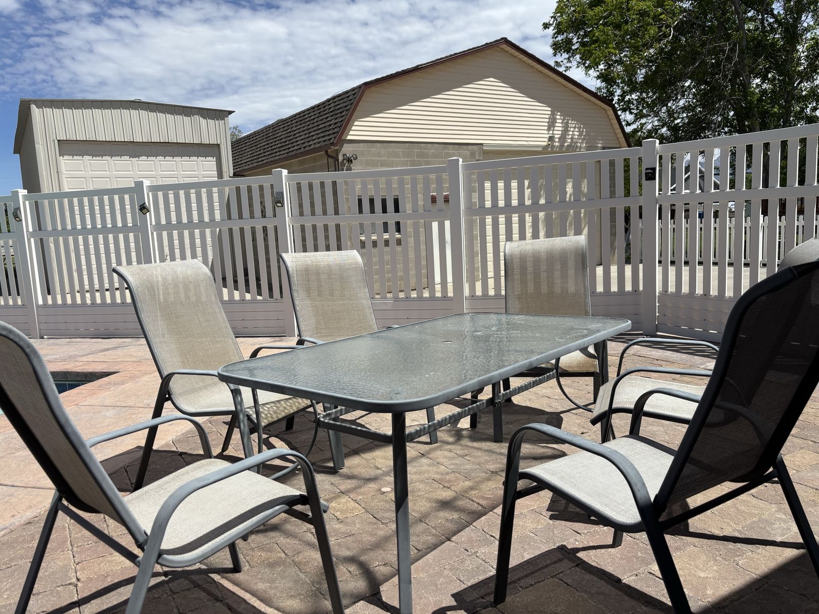 Free outdoor dining table