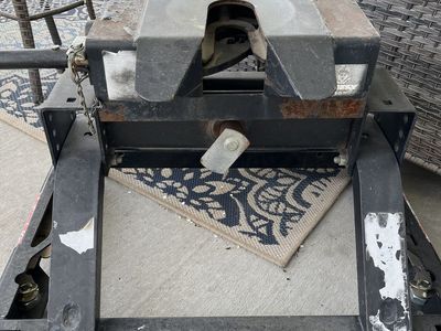 5th Wheel Hitch + Puck Adapter