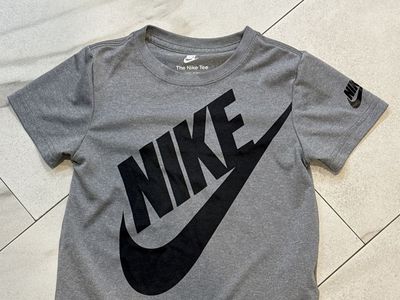 Nike The Nike Tee Dri-FIT Youth Boy's Gray Graphic T-Shirt - Size M (5-6 YRS)