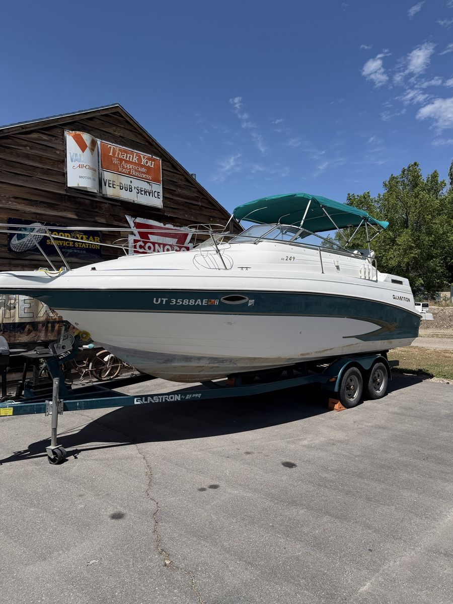 2000 Glastron GS249 cabin cruiser