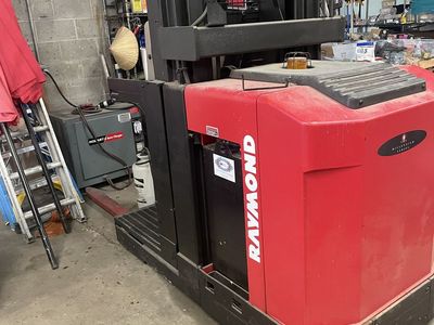 Raymond Fork Lift 24 Volt Isle Stacker