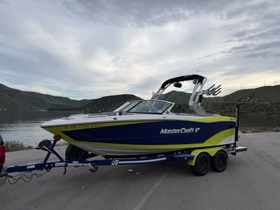 2017 Mastercraft XT21 Wakesurf Boat