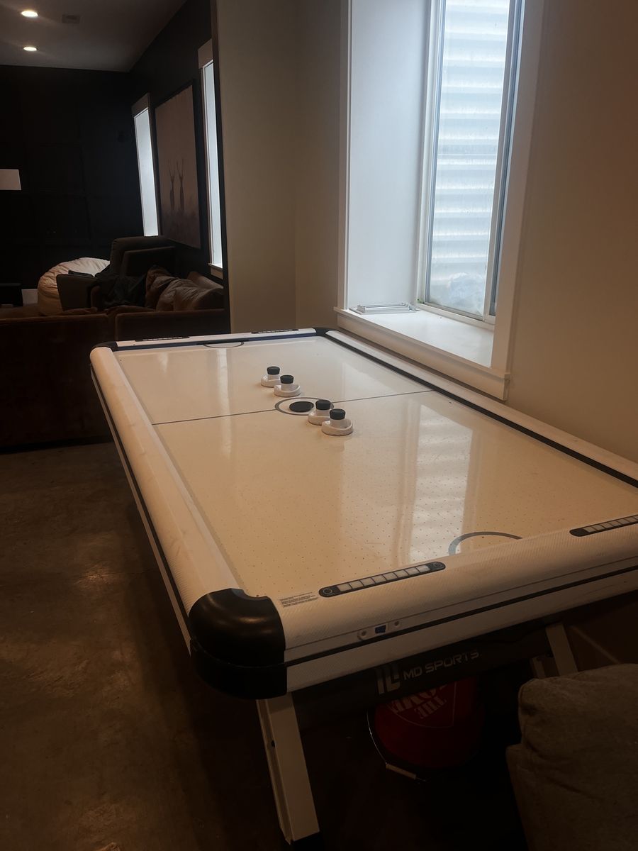 Air hockey table