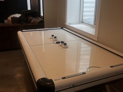 Air hockey table