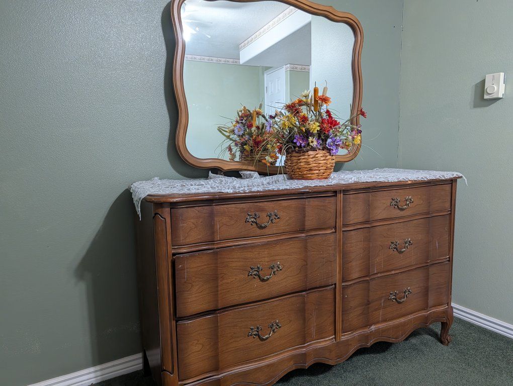 Dresser w/mirror