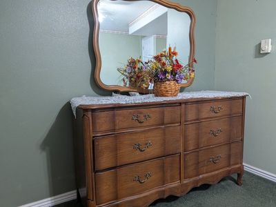 Dresser w/mirror