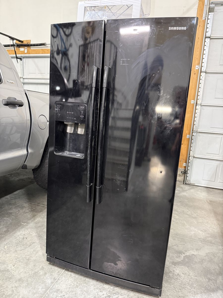 Samsung Refrigerator RS2530 25 cu. ft. - FREE