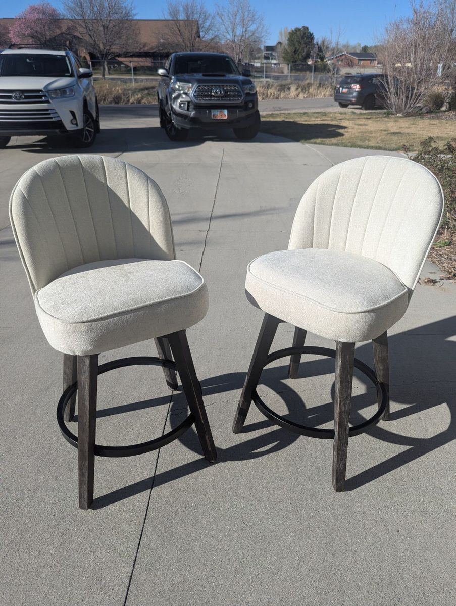 Set of 2 Swivel Counter Stools – Cream Boucle – Dark Wood – New