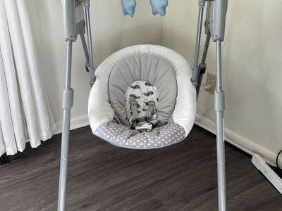 Graco Slim Spaces Compact Baby Swing