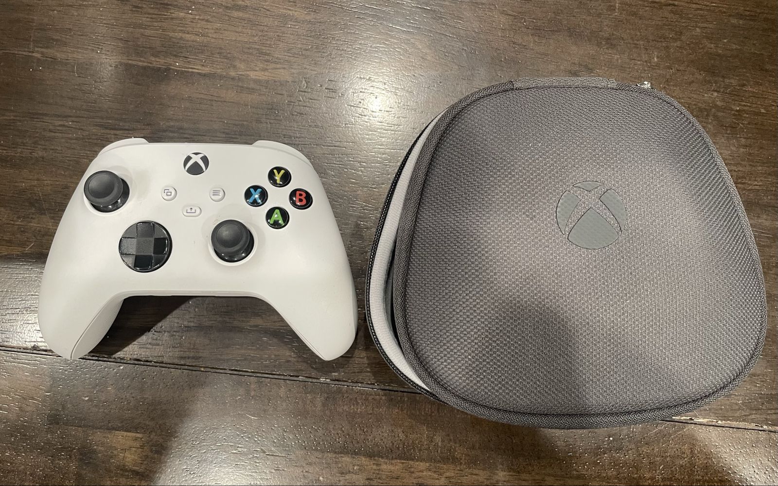 Microsoft Xbox one Wireless Controller w/Travel Case missing back cover