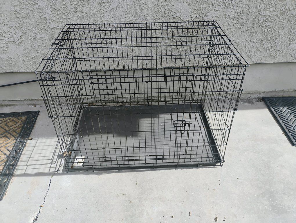 Dog Run, good shape, 42x30x27