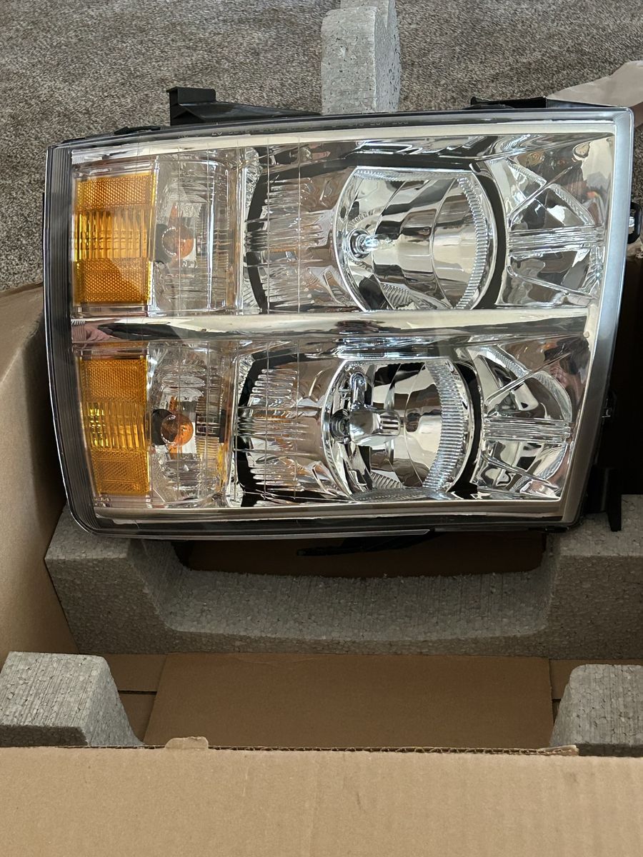 OEM GM Chevrolet Silverado Left Headlight Assembly (Part #22853027)