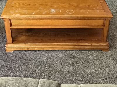 Lift top coffee table