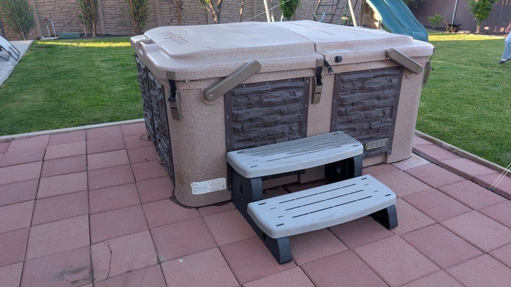 2021 Eco Spa E4 — Hard Cover Hot Tub | No More Soggy Covers!