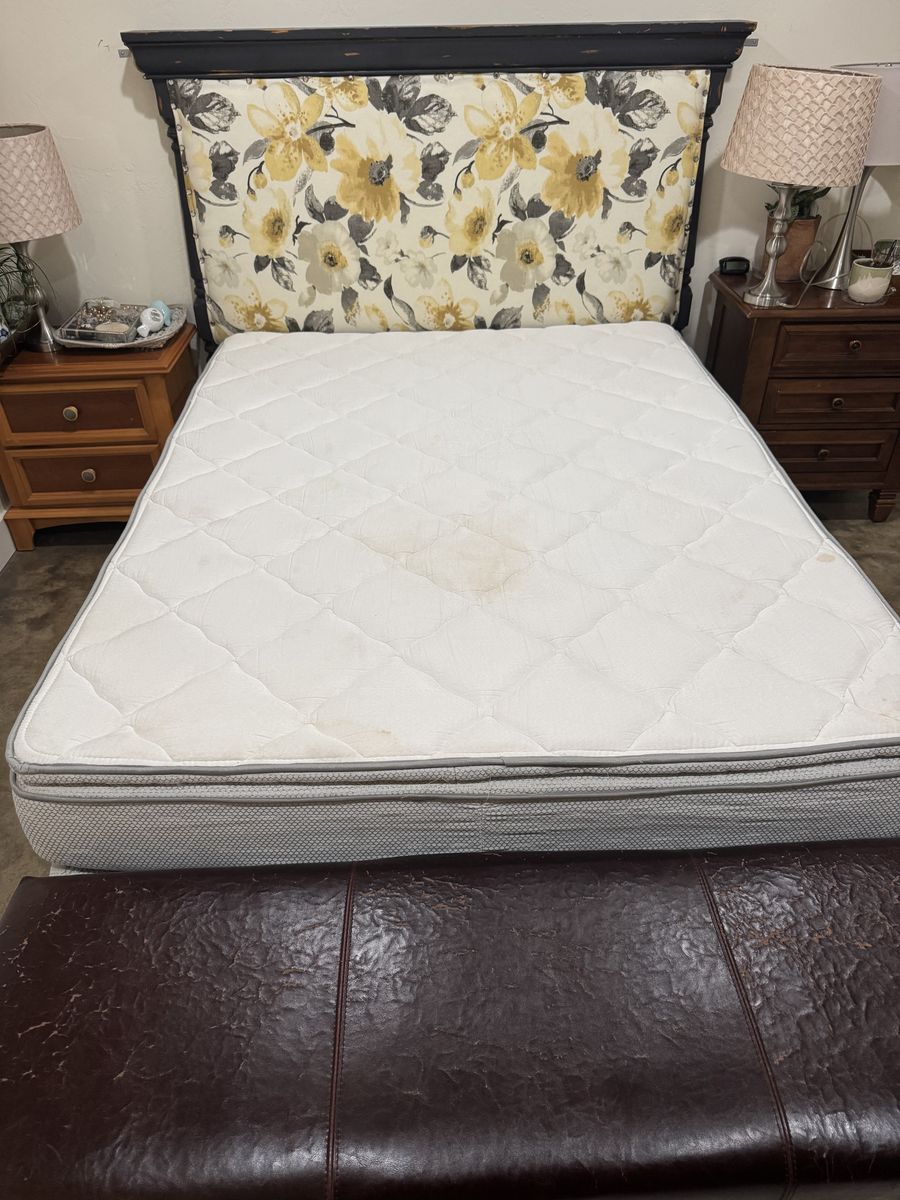 Queen Mattress with Boxspring - White Good Condition - Clean  - Does not smell
