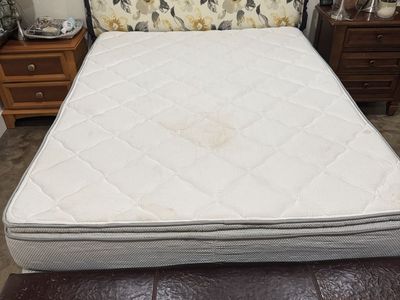 Queen Mattress with Boxspring - White Good Condition - Clean - Does not smell