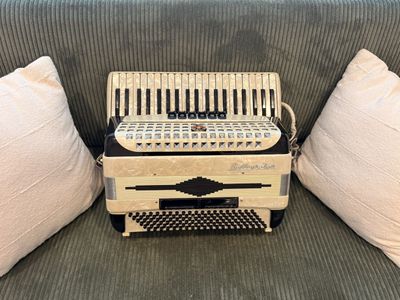 Beautiful Bellcordion, Student/Women’s Accordion