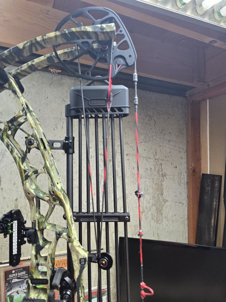 Hoyt Compound Archery Bow Camo 65-75 lbs Draw Weight with Quiver and Accessories
