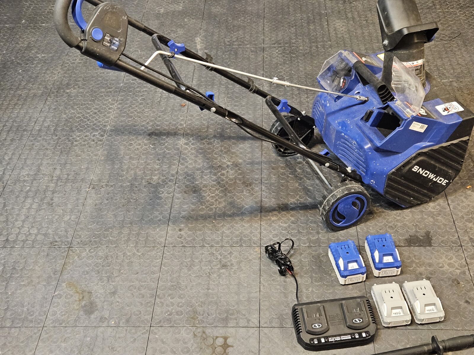 Snow Joe 24V-X2-SB18 Snow Blower w/Extra Batteries!