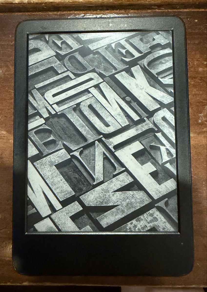 Kindle Paperwhite (11th Gen) E-Reader - 16GB Storage, Wi-Fi, Black - Good Condition