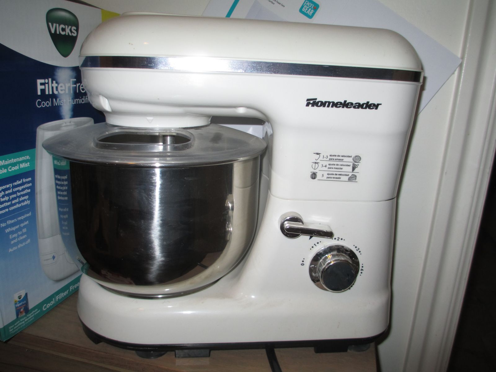 Bread dough mixer with dough hook