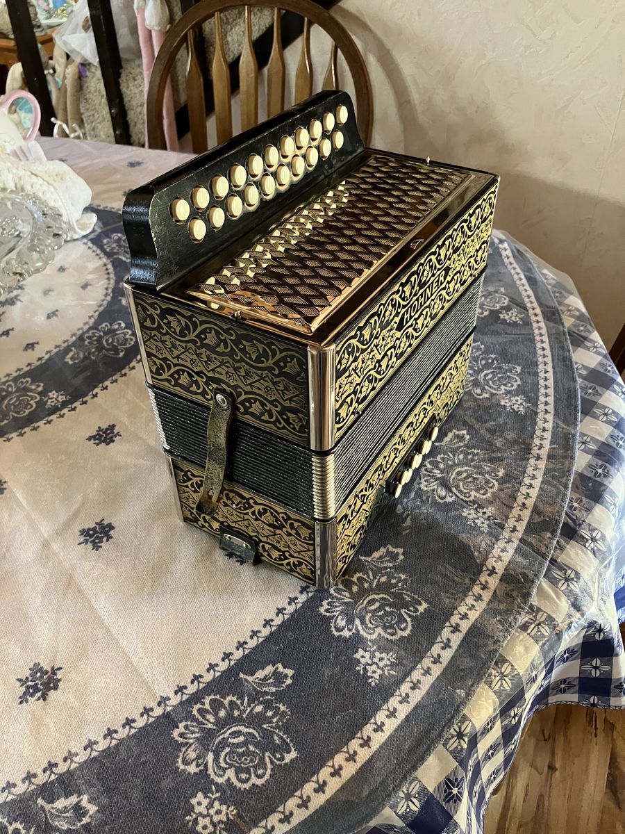 Hohner Vienna 2915 29 button accordion
