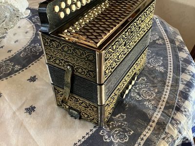 Hohner Vienna 2915 29 button accordion