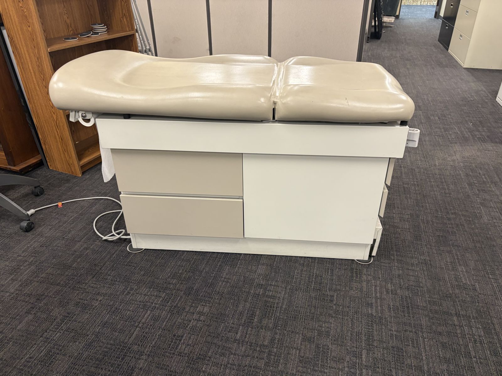 UMF 5140 exam table. manual adjustment.