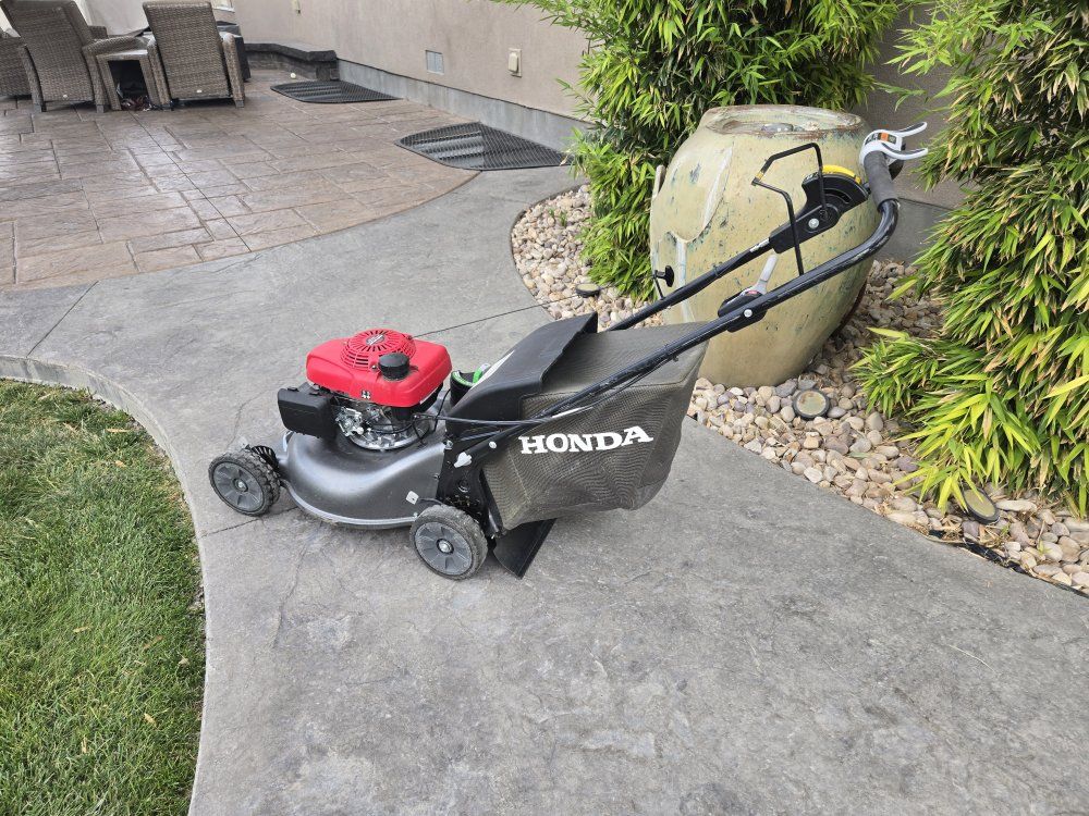 Honda HRR2169VKA Smart Drive Self-Propelled Gas Walk-Behind Mower with Bag