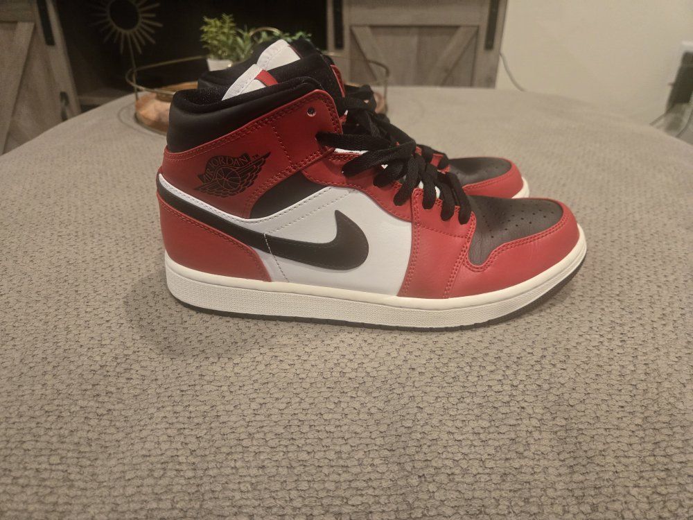 Air Jordan 1 Mid 'Chicago Black Toe' Mens Size 9 Sneakers