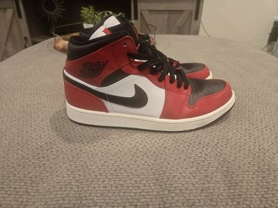 Air Jordan 1 Mid 'Chicago Black Toe' Mens Size 9 Sneakers