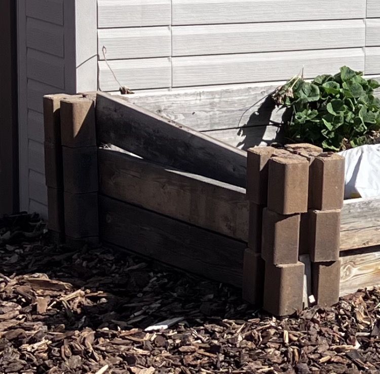 Garden bed bricks for corners (12)