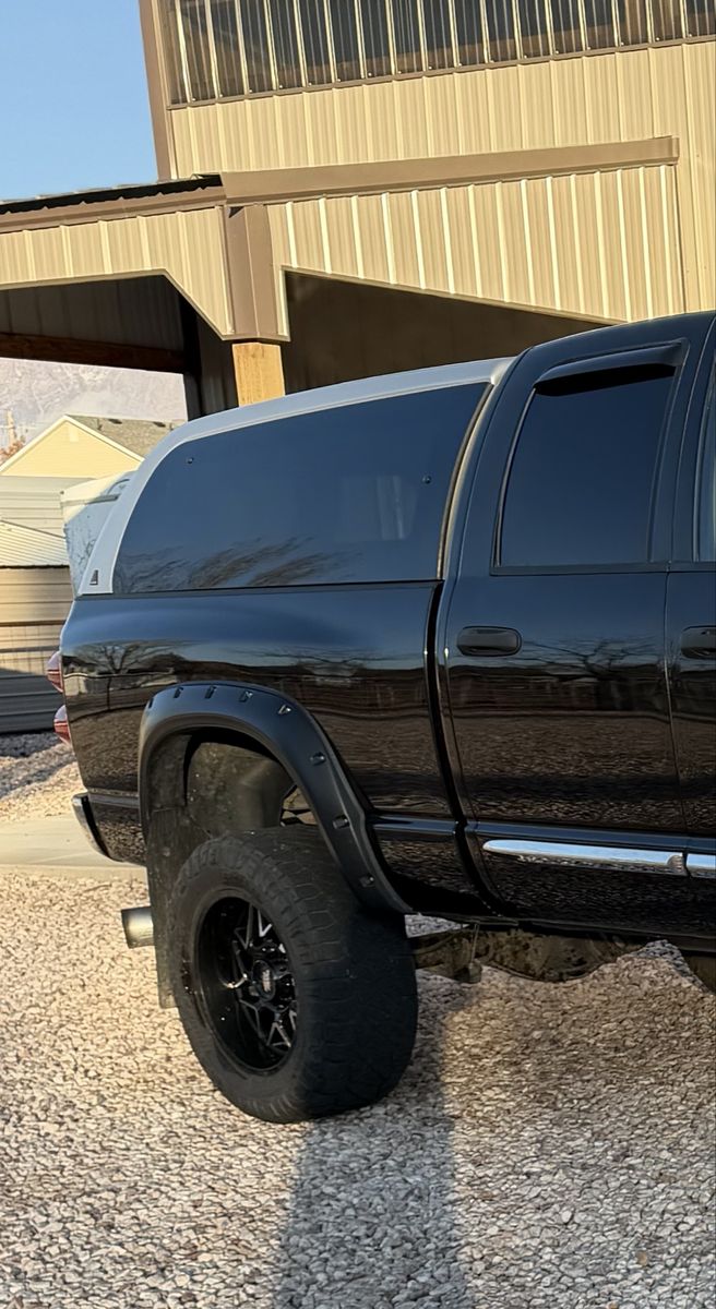 Leer Truck Shell for 2008 Dodge Ram 2500/3500 short Bed - light gray, Excellent Condition. also have a bed rug