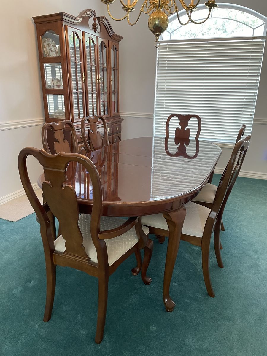 Beautiful 7 piece Thomasville Formal Dining room set