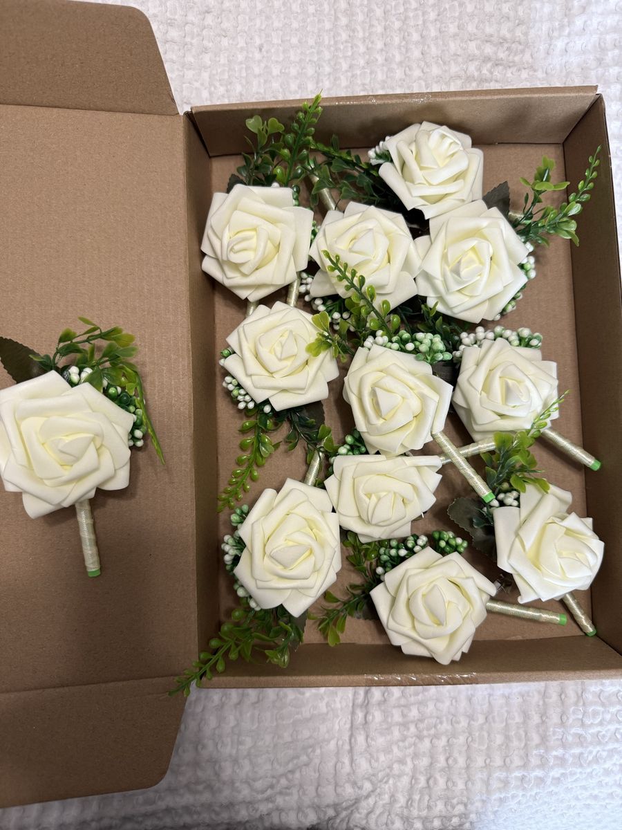 12 boutonnières