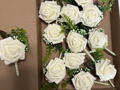 12 boutonnières