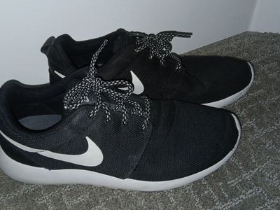Womens Nike shoes. size 8.5