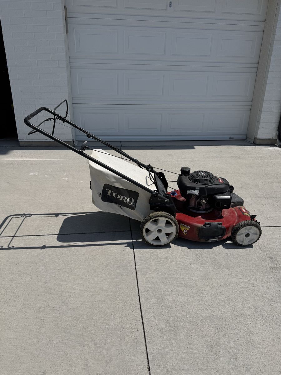 Toro Recycler 22-Inch Self-Propelled Lawn Mower with Honda GCV160 Engine