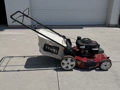 Toro Recycler 22-Inch Self-Propelled Lawn Mower with Honda GCV160 Engine