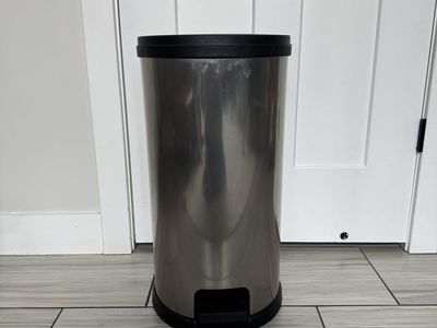 Stainless Steel Step Trash Can 7.9 gal