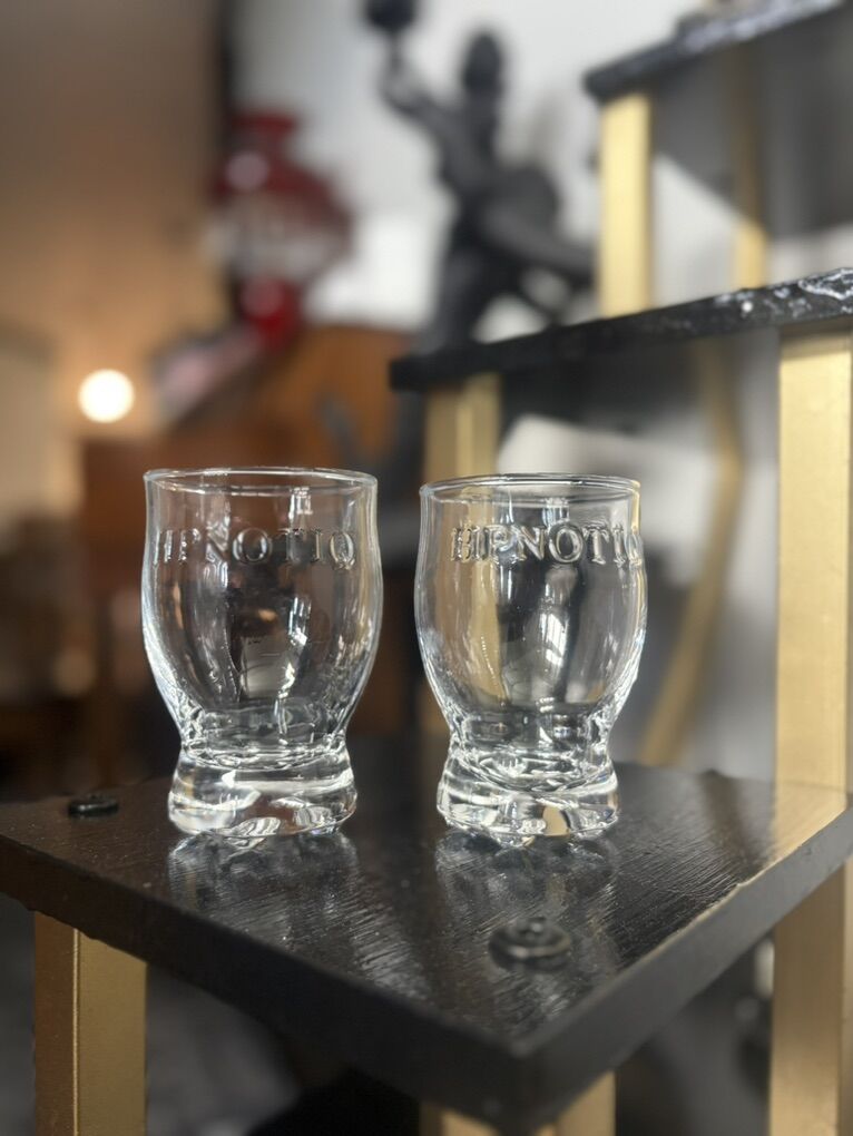 2 HONOYIQ Embossed Logo Glasses