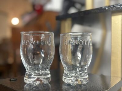 2 HONOYIQ Embossed Logo Glasses