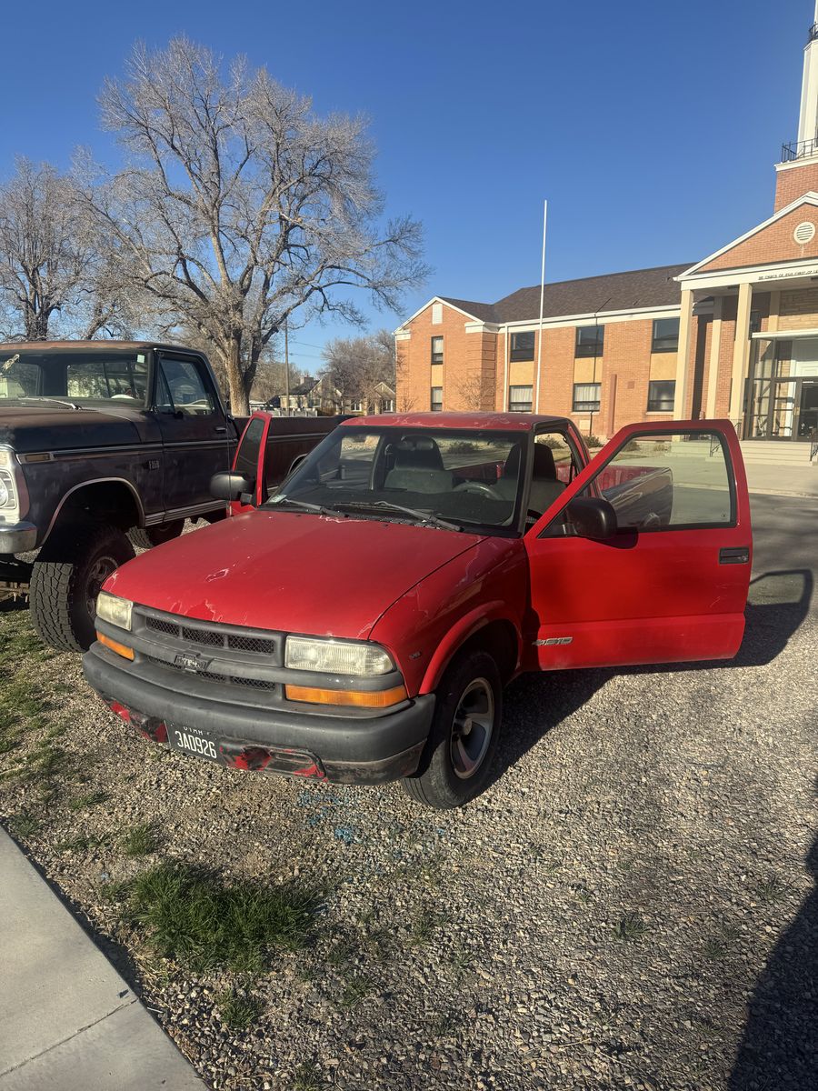 2002 CHEVROLET S10 Base