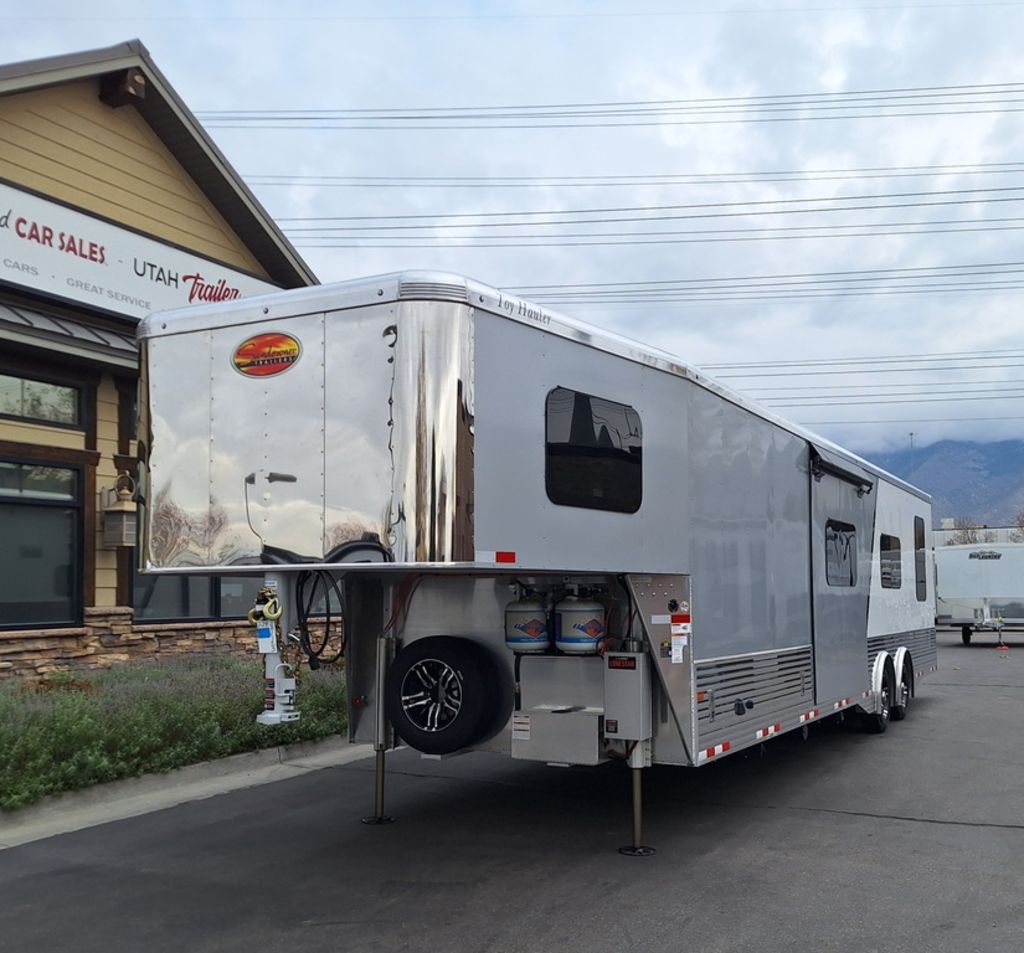 2026 Sundowner Trailers 8.5x40 Gooseneck Living Quarters Toy hauler aluminum enclosed New