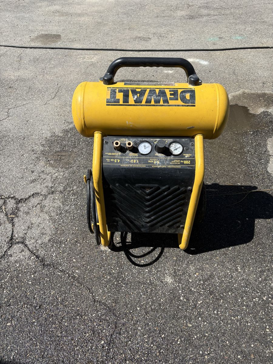 DEWALT 4.5 Gallon 200 PSI Portable Air Compressor 1.8 HP